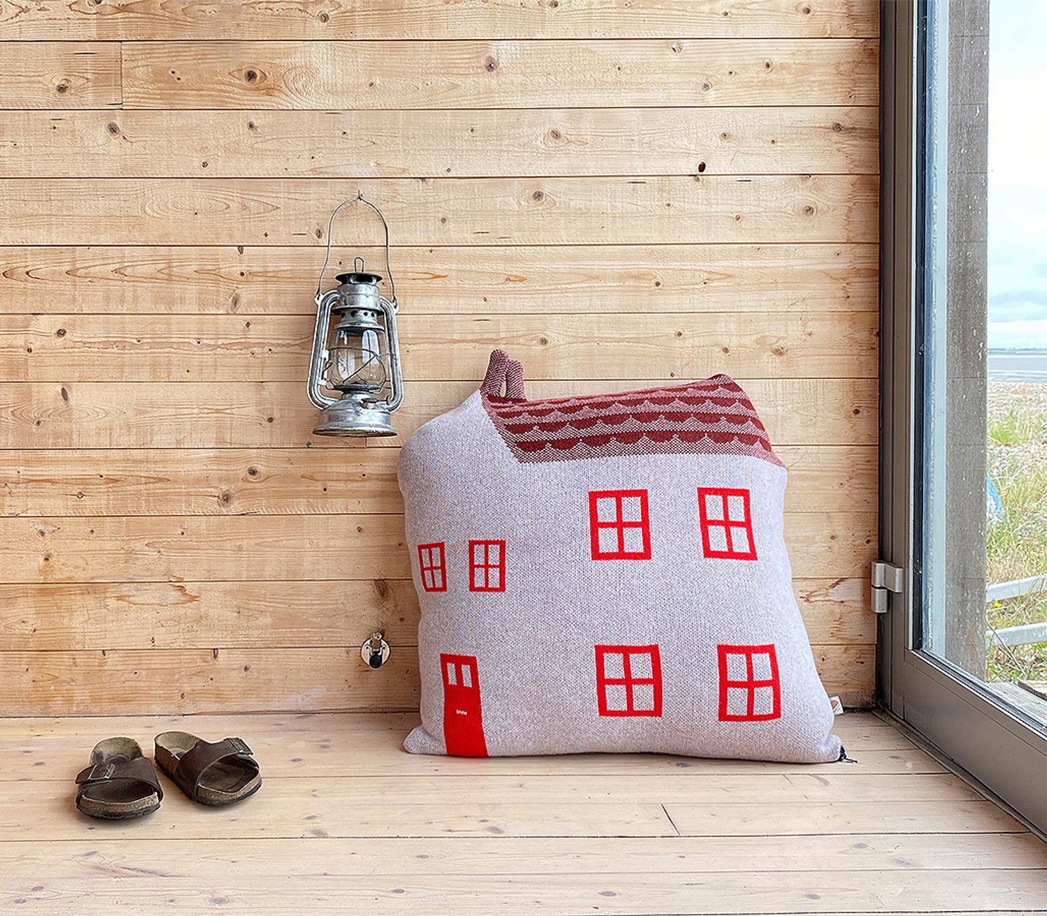 Donna Wilsonクッションカバー Donna Wilson House Pillow-Tan/Red - Kasala