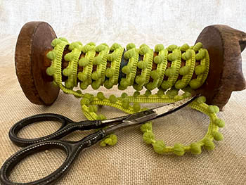 Newt's Eye Pom Pom (1yd) / D-072.