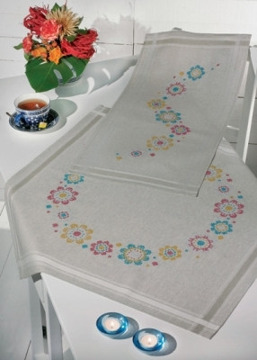 Happy Flowers 
 Table Runner (top) / 633851 WI