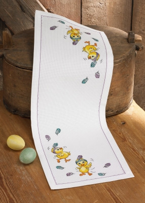 Dancing Chicks - Table Runner / 636821 WI