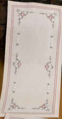 White/Rose Tablerunner / 639616 WI