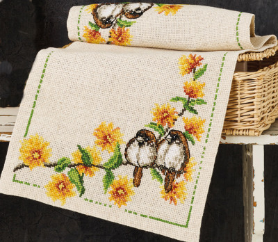 Buttercup & House Sparrow Table Runner / 682457 WI