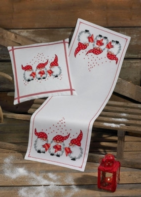 Three Elves 
Table Runner / 684257 WI