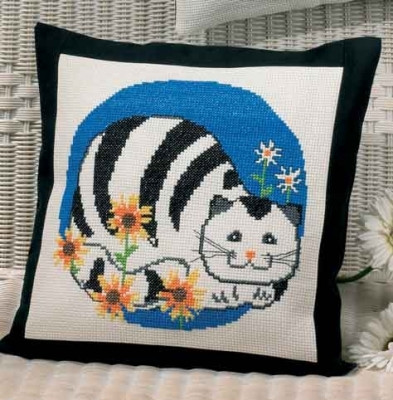 Cat w/flowers Pillow / 929182 WI