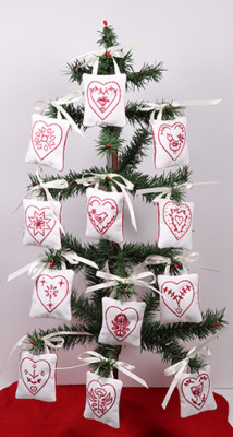 Redwork Hearts - 12 Mini Ornaments / PC2374