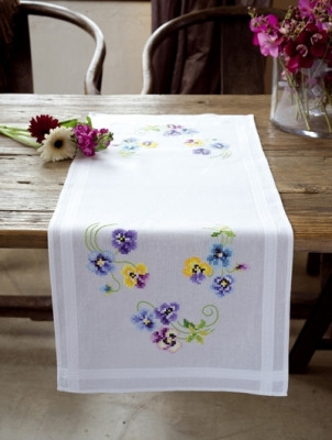 Pretty Pansies 
 Table Runner / PNV145233