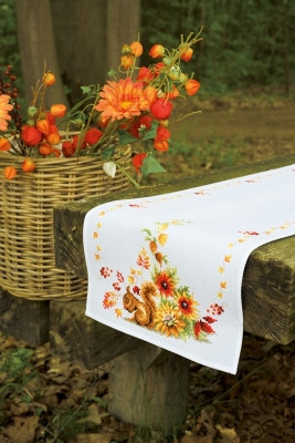 Squirrel in Autumn Table Runner / PNV149901
