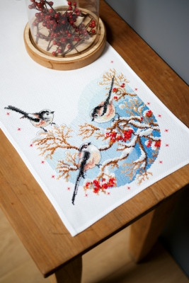 Long-tailed Tits & Red Berries Table Runner / PNV158341