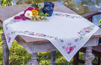 Classic Flowers & Butterflies Tablecloth / PNV164423
