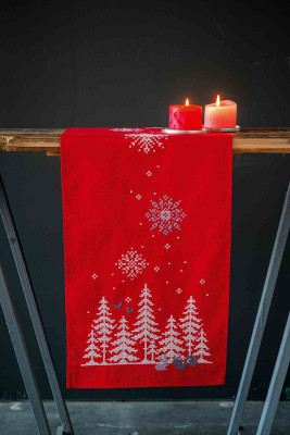 Christmas Trees & Forest Animals Table Runner / PNV171573