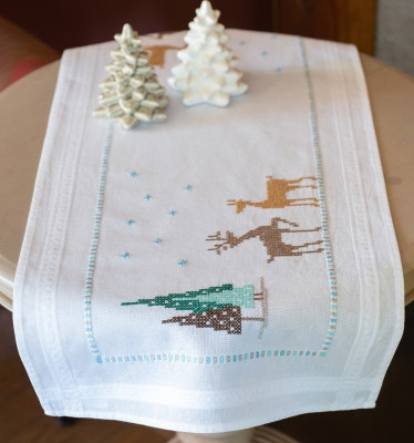 Norwegian Wild Reindeer Table Runner / PNV173665