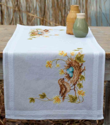Little Bird in Nest Table Runner / PNV183686
