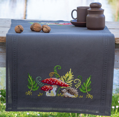 Little Hedgehog With Ferns Table Runner / PNV195349