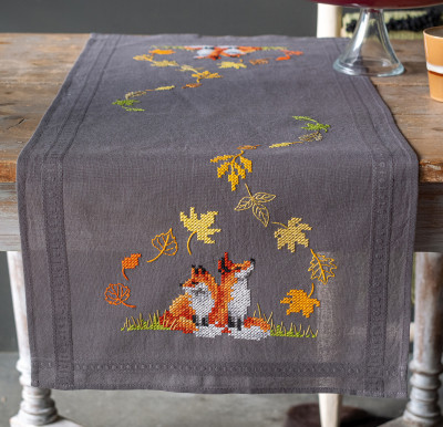 Foxes in Autumn Table Runner / PNV198567