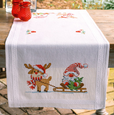 Gnome & Reindeer Table Runner / PNV201833