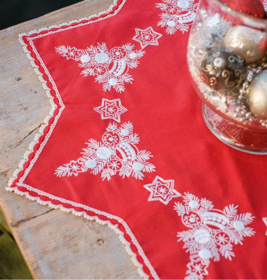 Shaped Tablecloth with Christmas Tree / PNV223333
