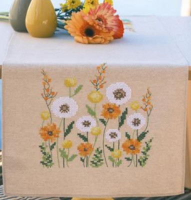 Fluff Flowers - Table Runner / PNV230978