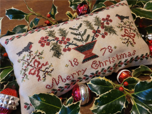 May B Thompson's Christmas Cushion / Crowsfeetstitching