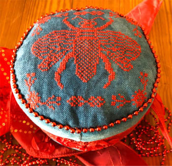 Royal Red Bee Drum / Dames Of The Needle