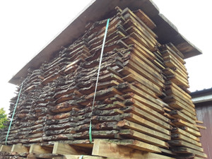 HARDWOOD AIR DRIED SAWN WANEY EDGE / LIVE EDGE TIMBER OAK BOARDS / SLABS