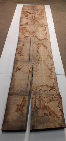 HARDWOOD TIMBER SAWN DRIED WANEY EDGE / LIVE EDGE OAK BOARD / PLANK OFFCUT