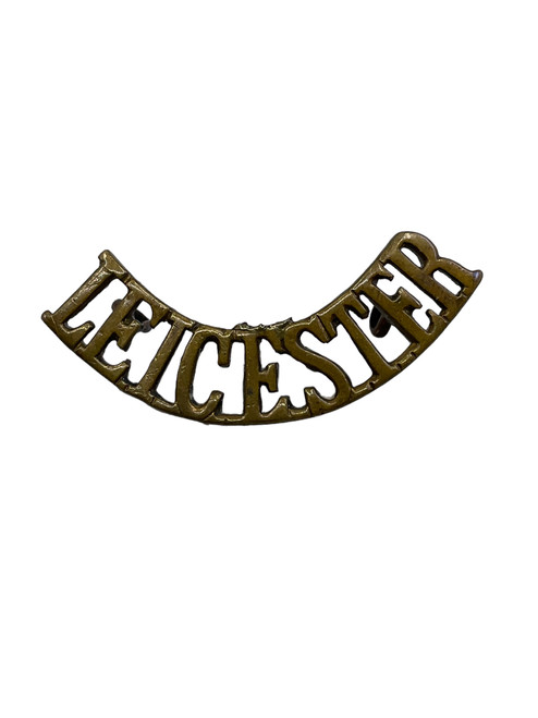 WW1 British Leicester Regiment Metal Shoulder Title Single