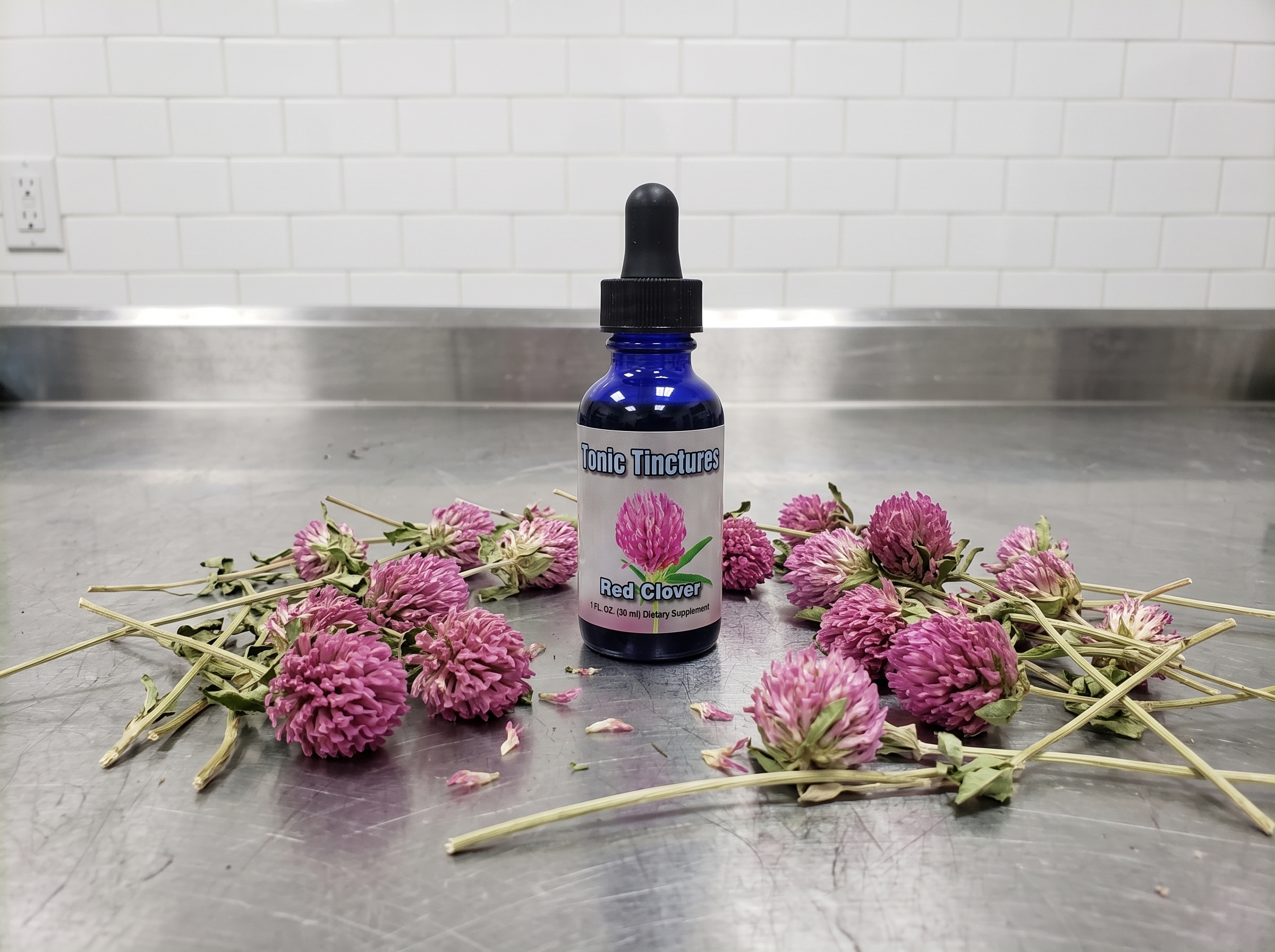 Red Clover formulation with raw ingredient.