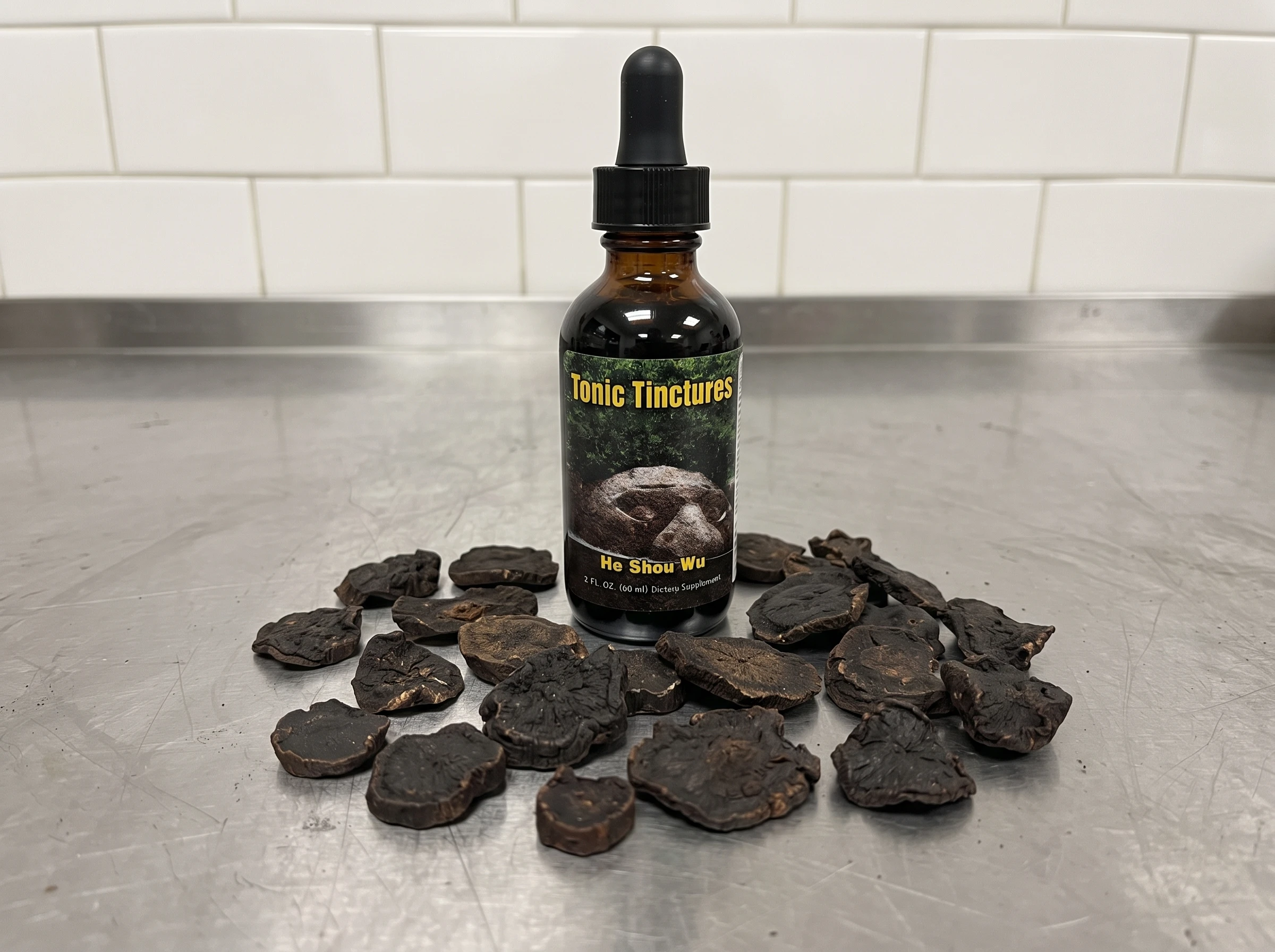 Prepared He Shou Wu formulation with raw ingredients.