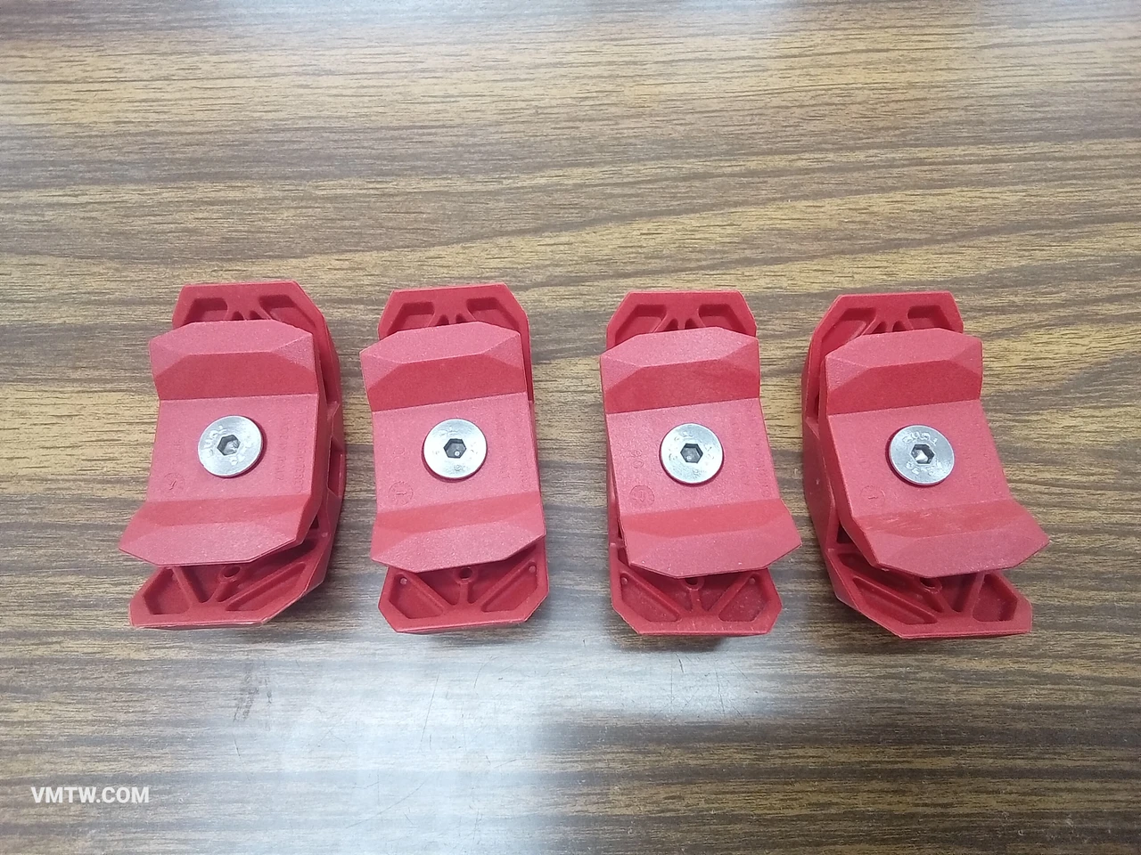 PlayWood 4pcs 90 connectors. Hi-tech plastic clamps for joining wood panels of 3/4 inches. Ideal for DIY: create furniture for your home, garden, office, kidsroom and setup events (Red)