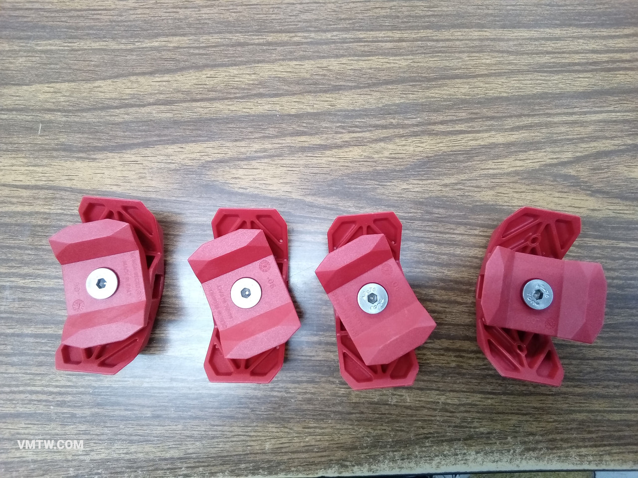 PlayWood 4pcs 90 connectors. Hi-tech plastic clamps for joining wood panels of 3/4 inches. Ideal for DIY: create furniture for your home, garden, office, kidsroom and setup events (Red)