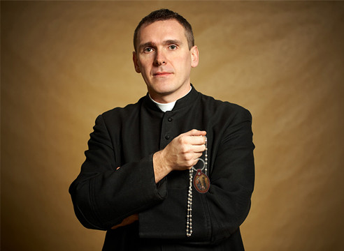 Faux leather keychain with an oval shaped picture of Mary, Joseph, and baby Jesus kekc6220