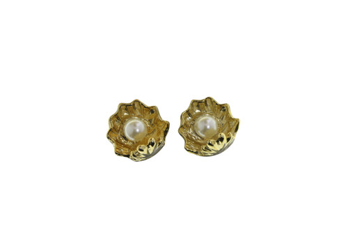 Clamshell With Imitation Pearl Clip Earrings Gold-Tone - C8