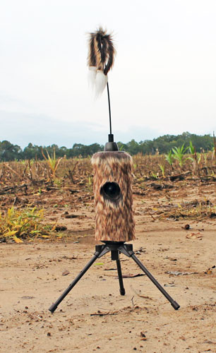 MOJO Outodors HW2508 Fuzzy Critter with Built-In Features for Predator Hunting
