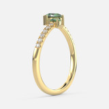 Vista lateral de nuestro Anillo de Diamantes Esmeralda, que combina a la perfección elegancia y rareza con esmeraldas talla pera (0,48 ct).