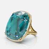 Vista de perfil del anillo de oro de 14 quilates con diamantes y topacio azul