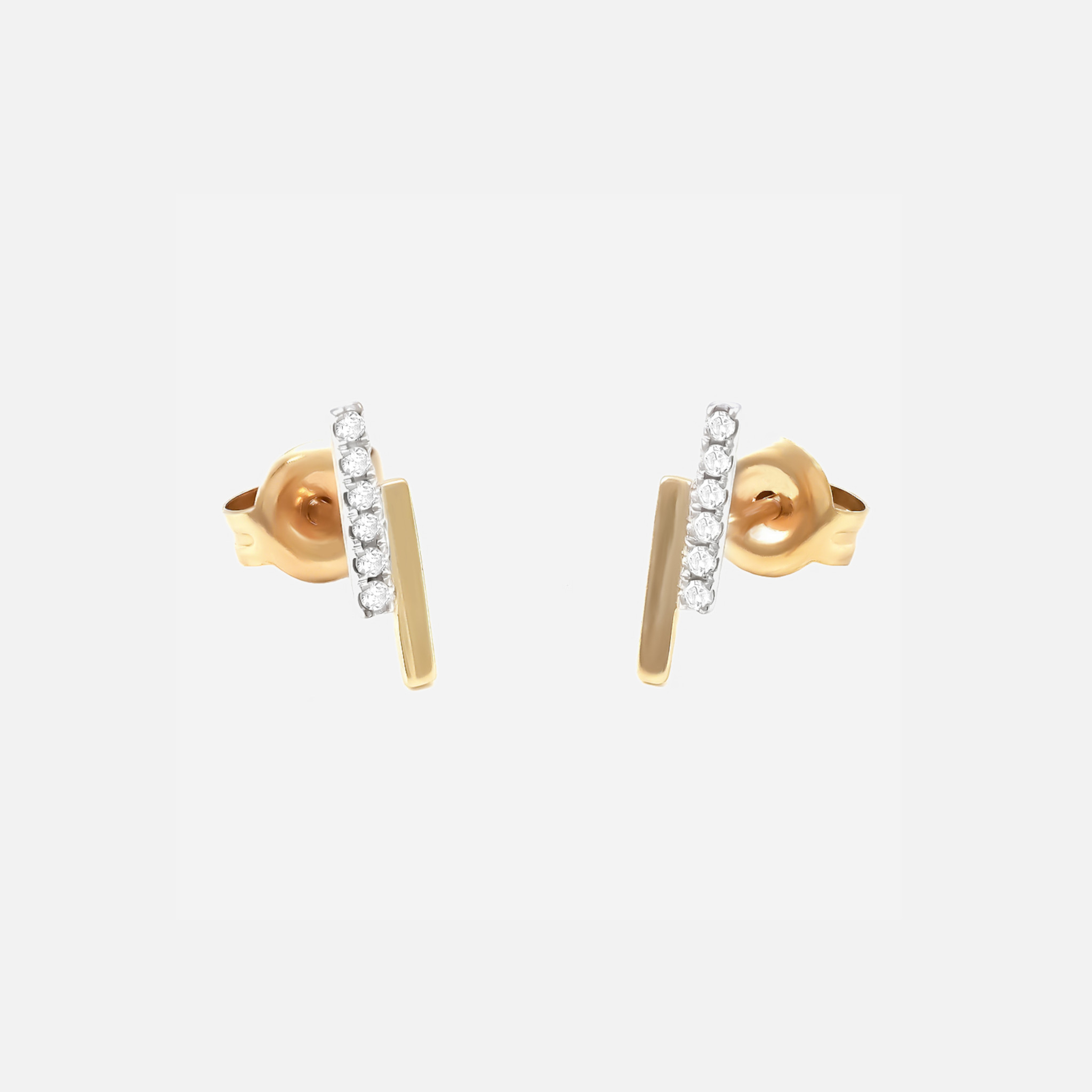 These diamond bar earrings achieve a harmonious blend of structure and shine, meticulously crafted from 14k gold.