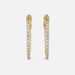 Vista frontal de nuestros pendientes de aro de diamantes, con 0,5 ct de diamantes blancos talla brillante, elegantemente engastados en las caras interior y exterior, resplandecientes desde cualquier perspectiva.