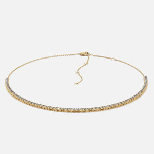 Un collar de cadena de tenis de diamantes, que está fundido en oro amarillo liso y brillante.