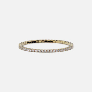 Indulge in sophistication with this timeless yellow gold tennis bracelet adorned with brilliant cut white diamonds, ranging from 3 to 5 ct, offering versatile elegance whether worn alone for a refined look or paired with sparkling chains for added flair.