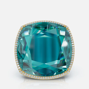 Vista aérea del anillo de oro de 14 quilates con diamantes y topacio azul