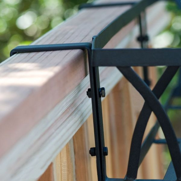 Medallion Railing Planter