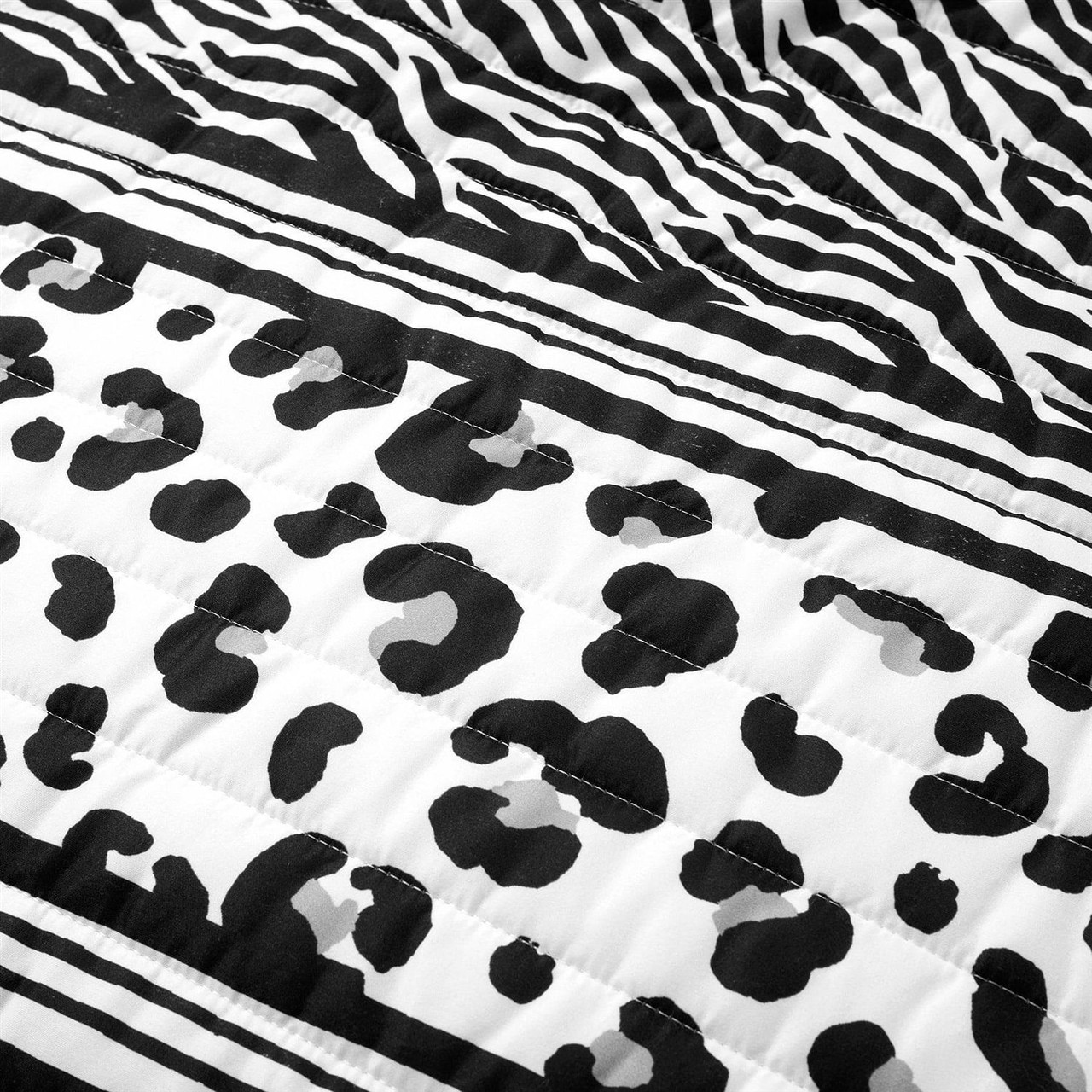 Full/Queen size Animal Print Black White Lightweight Reversible Quilt Set