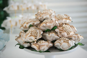 Forminhas Boston Camelia Flower Truffle Wrapper  ( 40 flowers per box  )  Forminhas Boston Camelia Flower Truffle Wrapper  ( 40 flowers per box  )