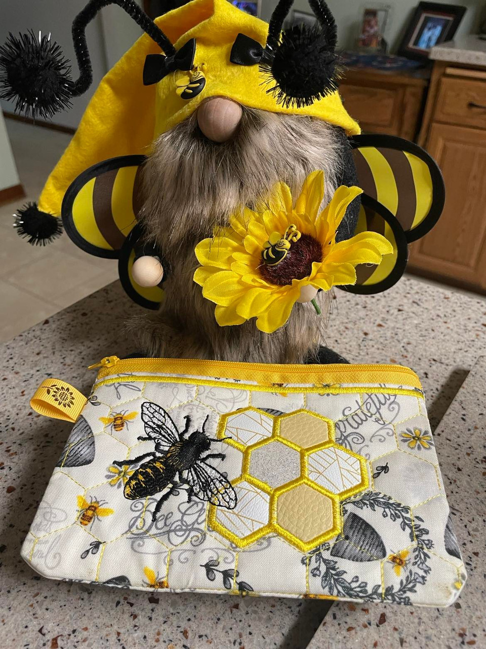 Amazon.com: HugOutdoor Pop Bag Purse for Girls Pop Fidget It Toys Pack Push  Bubble Sensory Shoulder Crossbody for Kids Happy Bee Day Party Gift 2022  New Bumble Bee Toy : Toys &