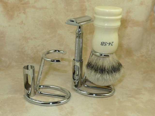 Omega Chrome Brush & Razor Stand 226 - The Golden Nib