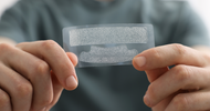 Bandes blanchissantes pour les dents : Comment fonctionnent-elles, à qui sont-elles destinées et comment les utiliser en toute sécurité?