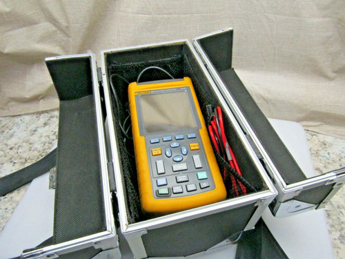 Fluke 124 Scope Meter Handheld Oscilloscope W/Case, Leads, Ac Adapter, Batteries