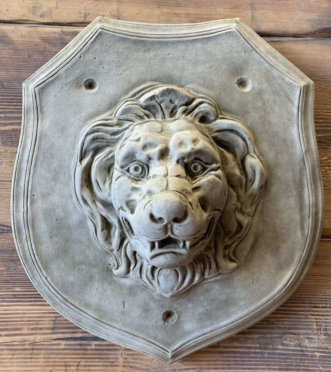 STONE GARDEN LION ON SHIELD WALL PLAQUE GIFT ORNAMENT