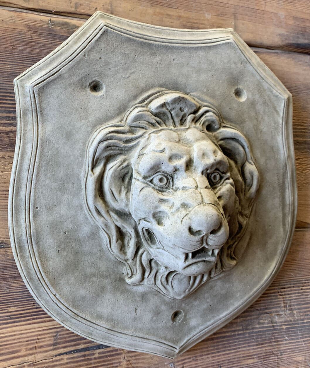 STONE GARDEN LION ON SHIELD WALL PLAQUE GIFT ORNAMENT