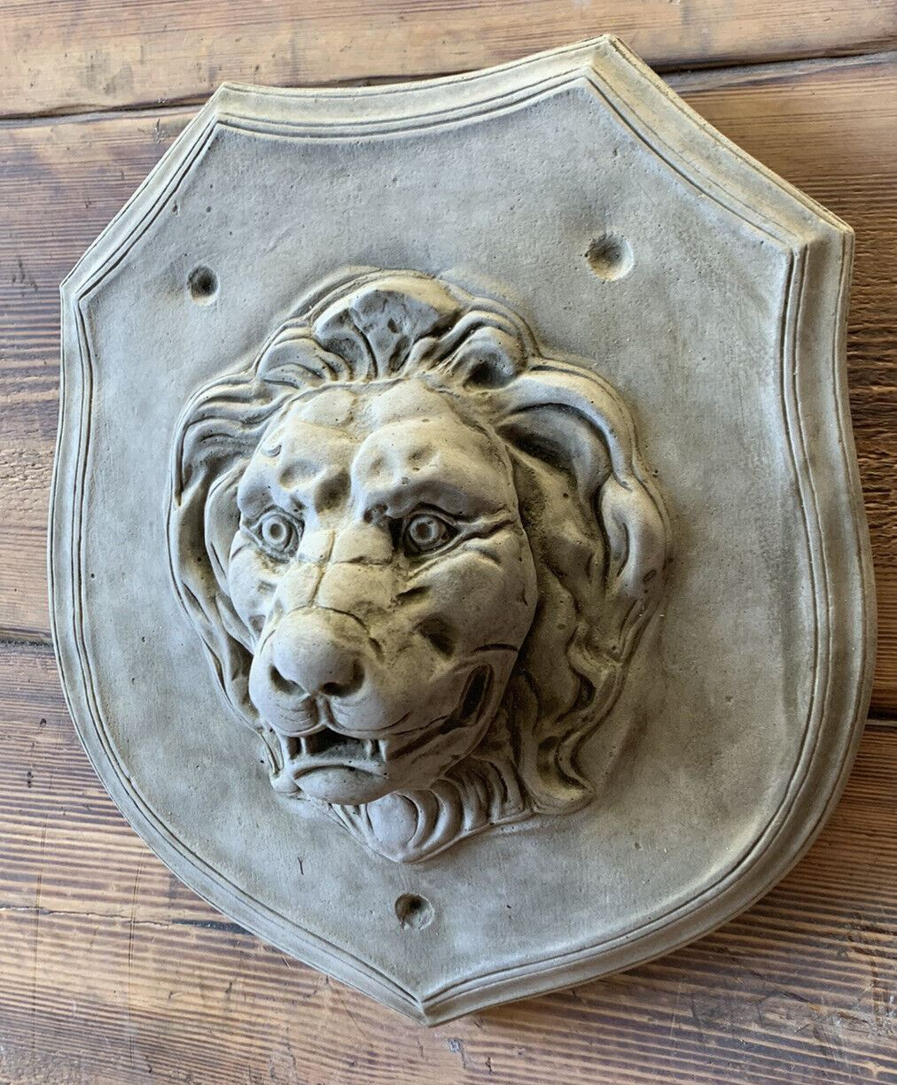 STONE GARDEN LION ON SHIELD WALL PLAQUE GIFT ORNAMENT